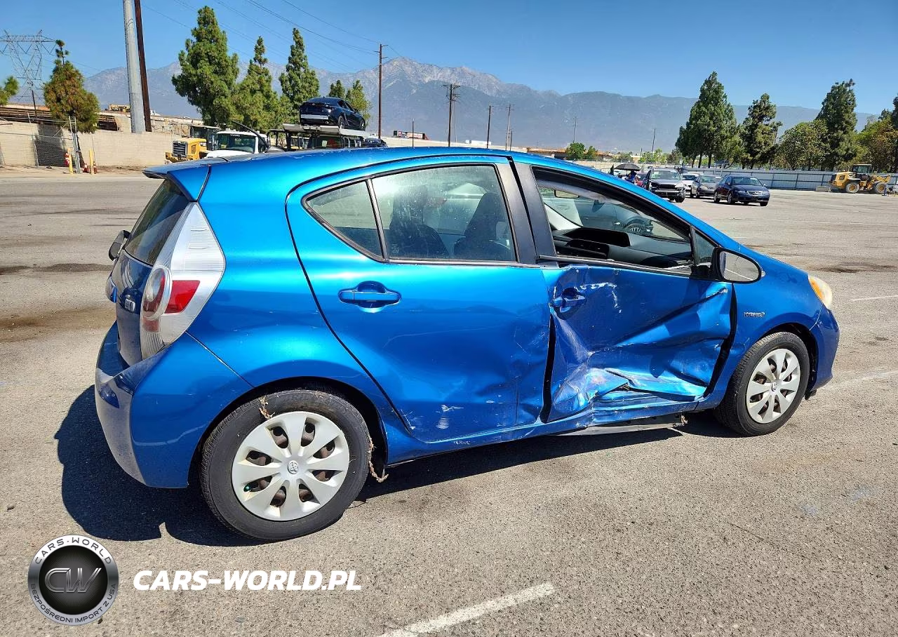2013 Toyota Prius C Two VIN:JTDKDTB34D1528825 - 3