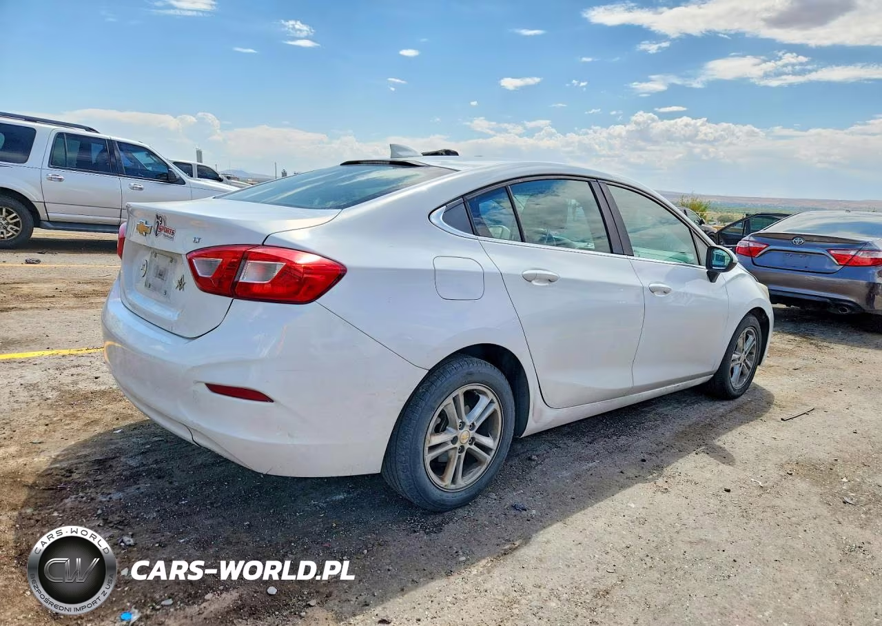 2018 Chevrolet Cruze Lt VIN:1G1BE5SM4J7117962 - 3