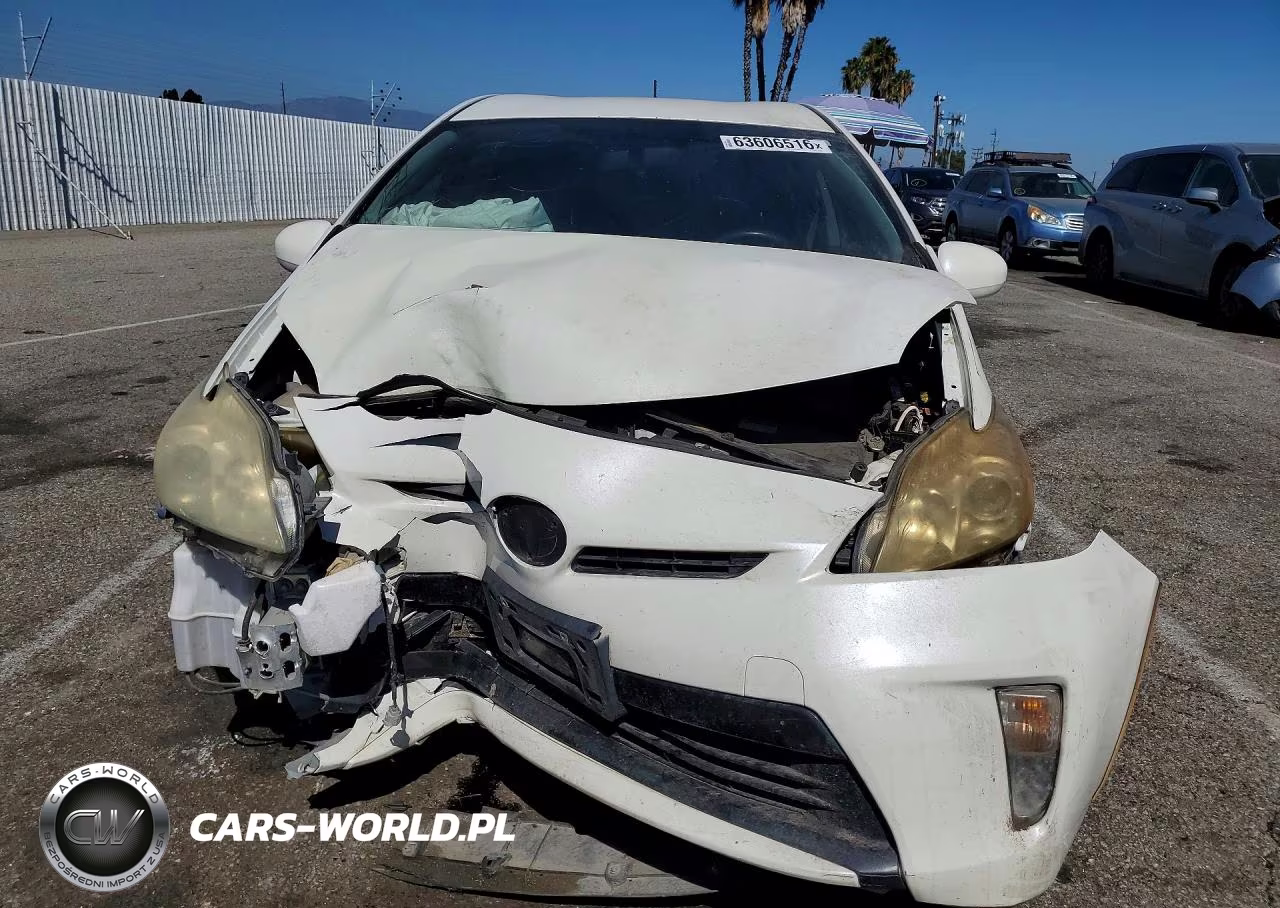 2013 Toyota Prius Two VIN:JTDKN3DU7D1731128 - 5