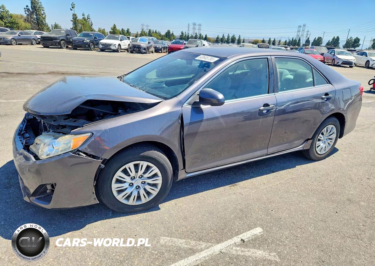 2013 Toyota Camry Le – zdjęcie 1 z 12
