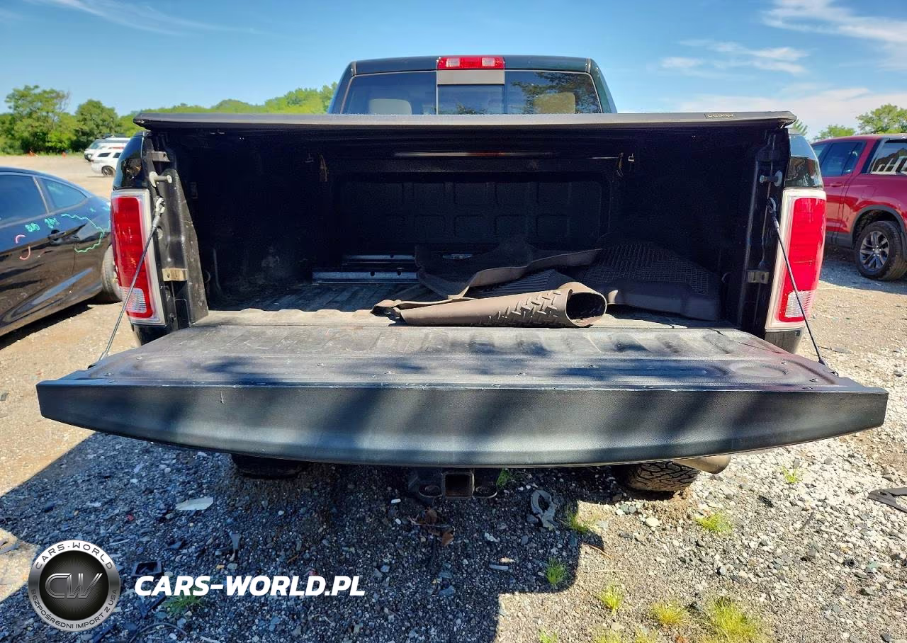 2017 Ram 2500 Laramie VIN:3C6UR5FL2HG562387 - 10