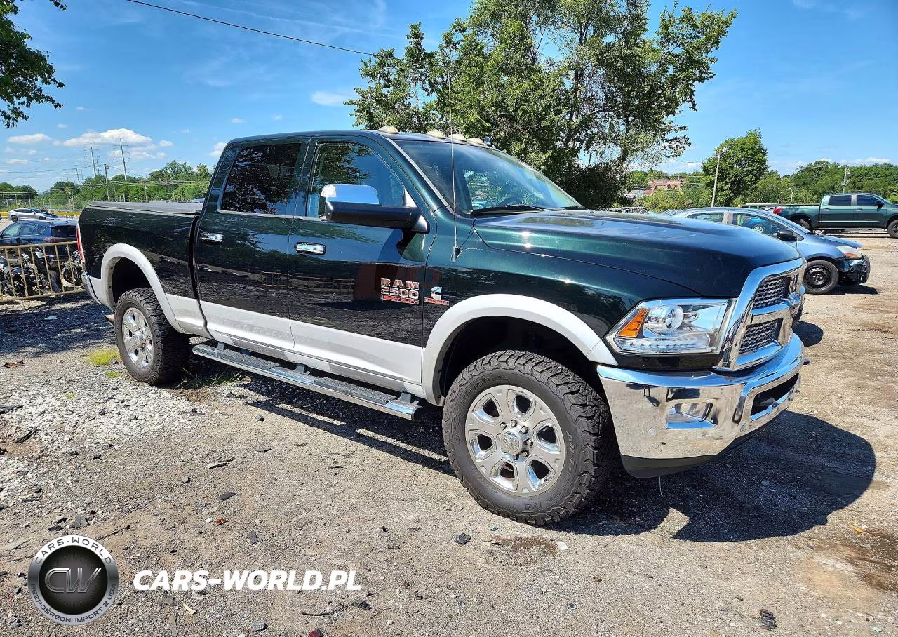 2017 Ram 2500 Laramie VIN:3C6UR5FL2HG562387 - 4