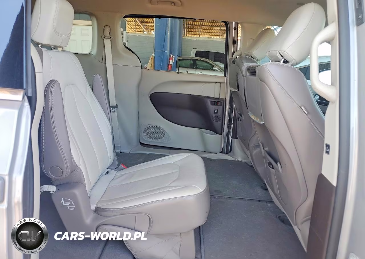 2017 Chrysler Pacifica Touring L Plus VIN:2C4RC1EG3HR538302 - 11