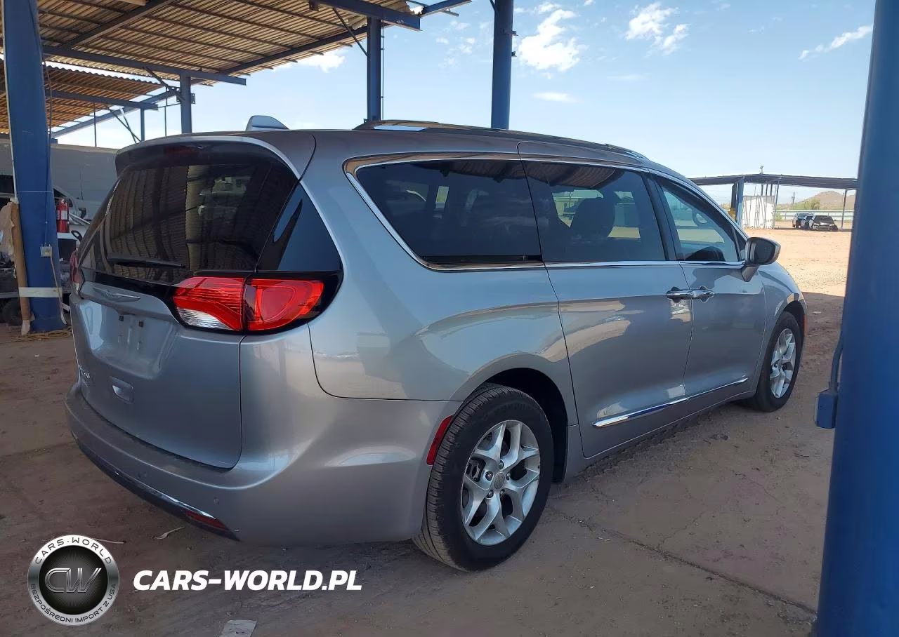 2017 Chrysler Pacifica Touring L Plus VIN:2C4RC1EG3HR538302 - 3
