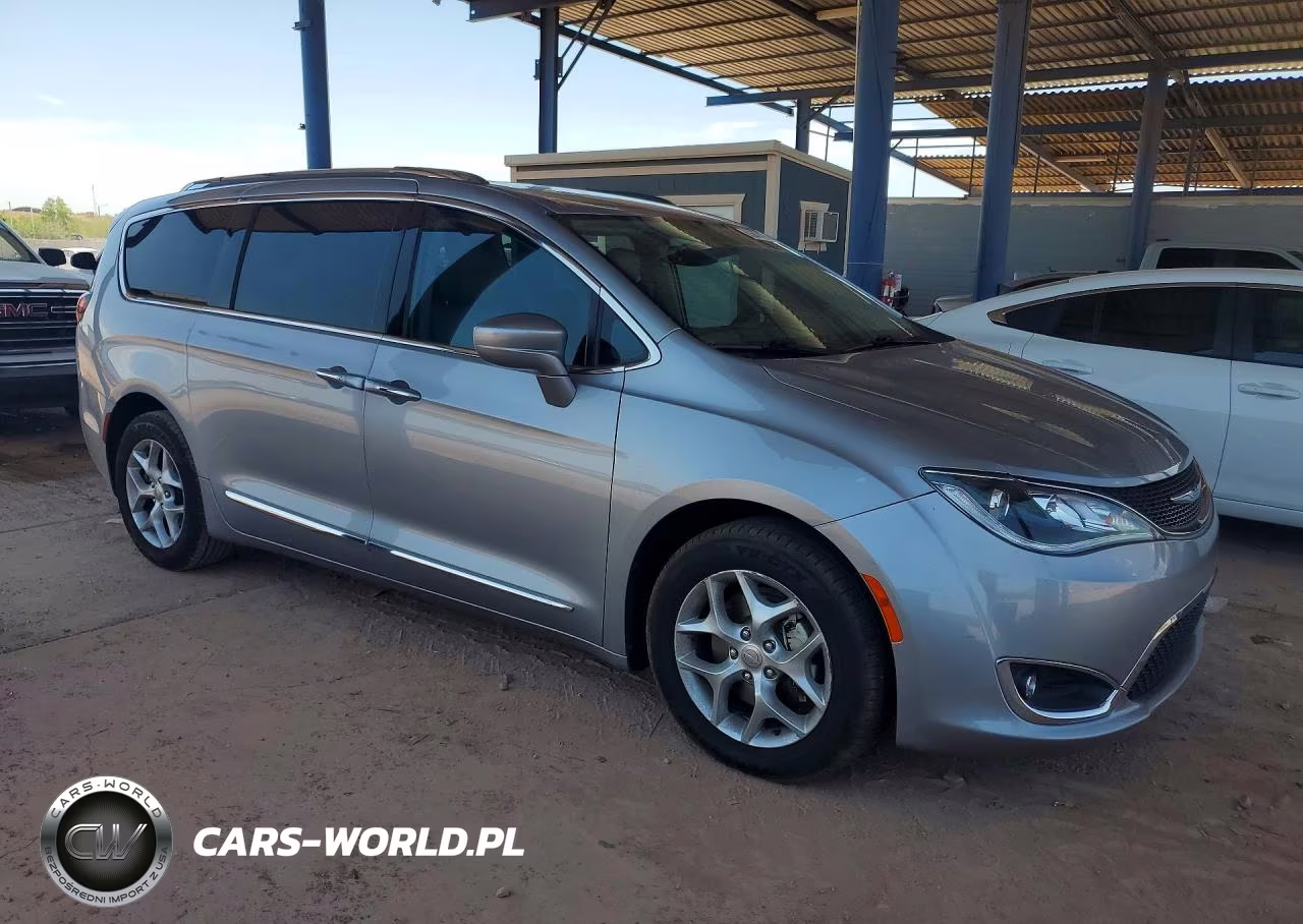 2017 Chrysler Pacifica Touring L Plus VIN:2C4RC1EG3HR538302 - 4