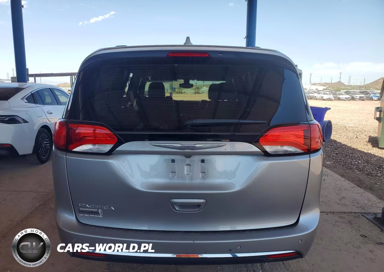 2017 Chrysler Pacifica Touring L Plus VIN:2C4RC1EG3HR538302 - 6
