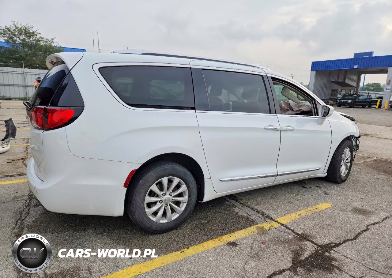 2018 Chrysler Pacifica Touring L Plus VIN:2C4RC1EG0JR317391 - 3