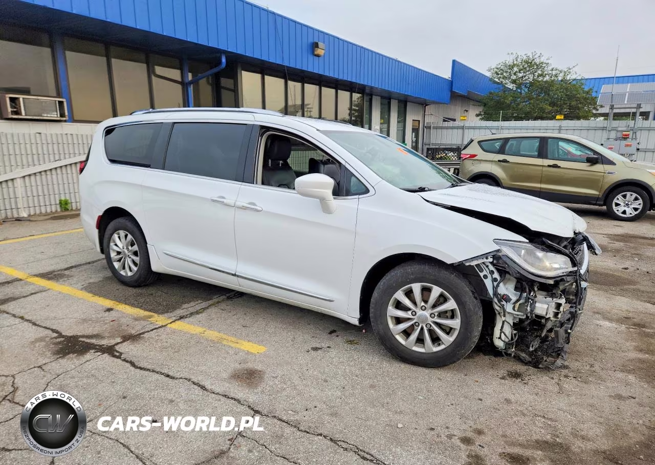 2018 Chrysler Pacifica Touring L Plus VIN:2C4RC1EG0JR317391 - 4