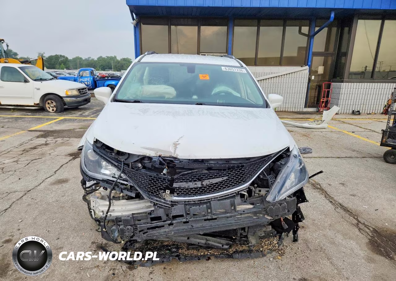 2018 Chrysler Pacifica Touring L Plus VIN:2C4RC1EG0JR317391 - 5