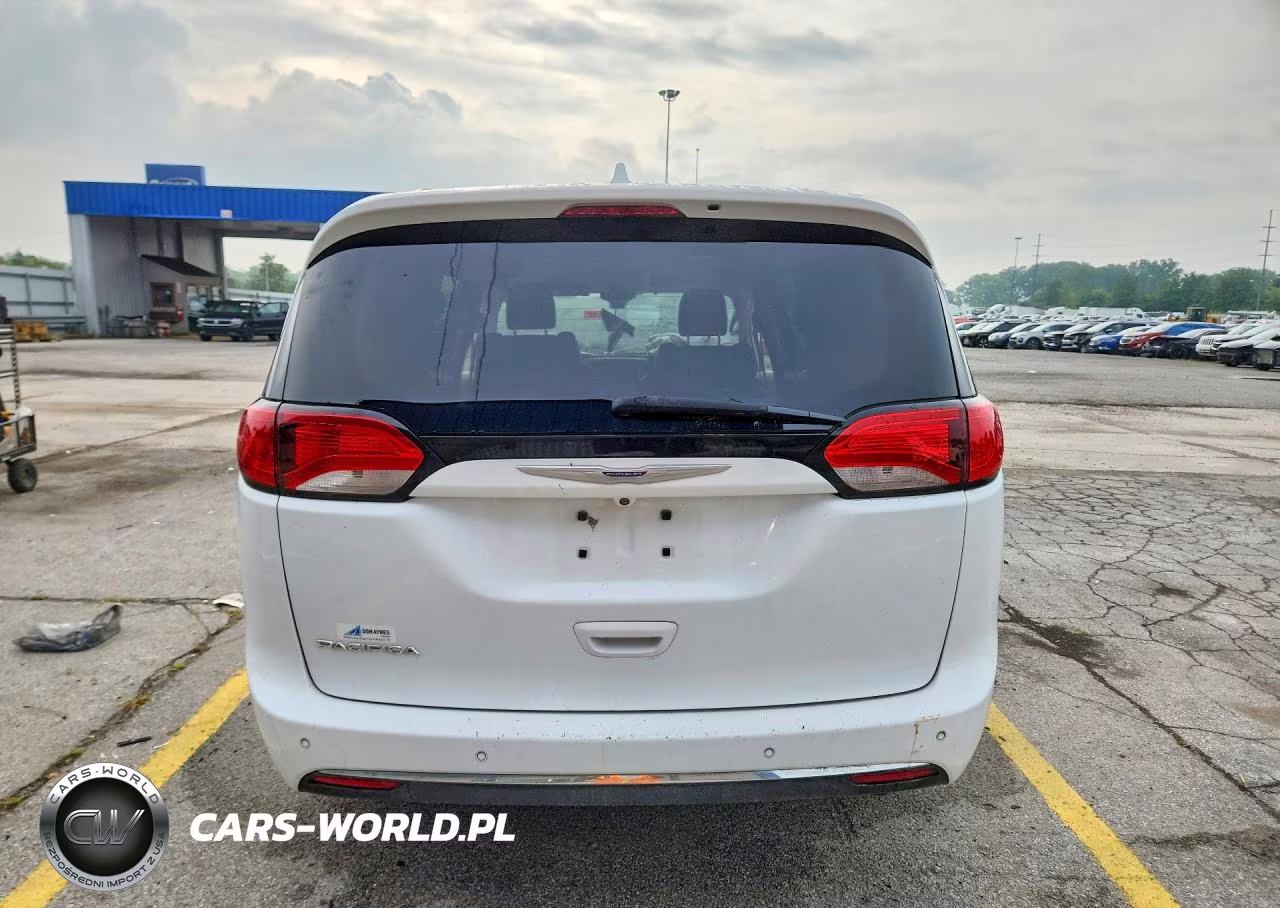 2018 Chrysler Pacifica Touring L Plus VIN:2C4RC1EG0JR317391 - 6