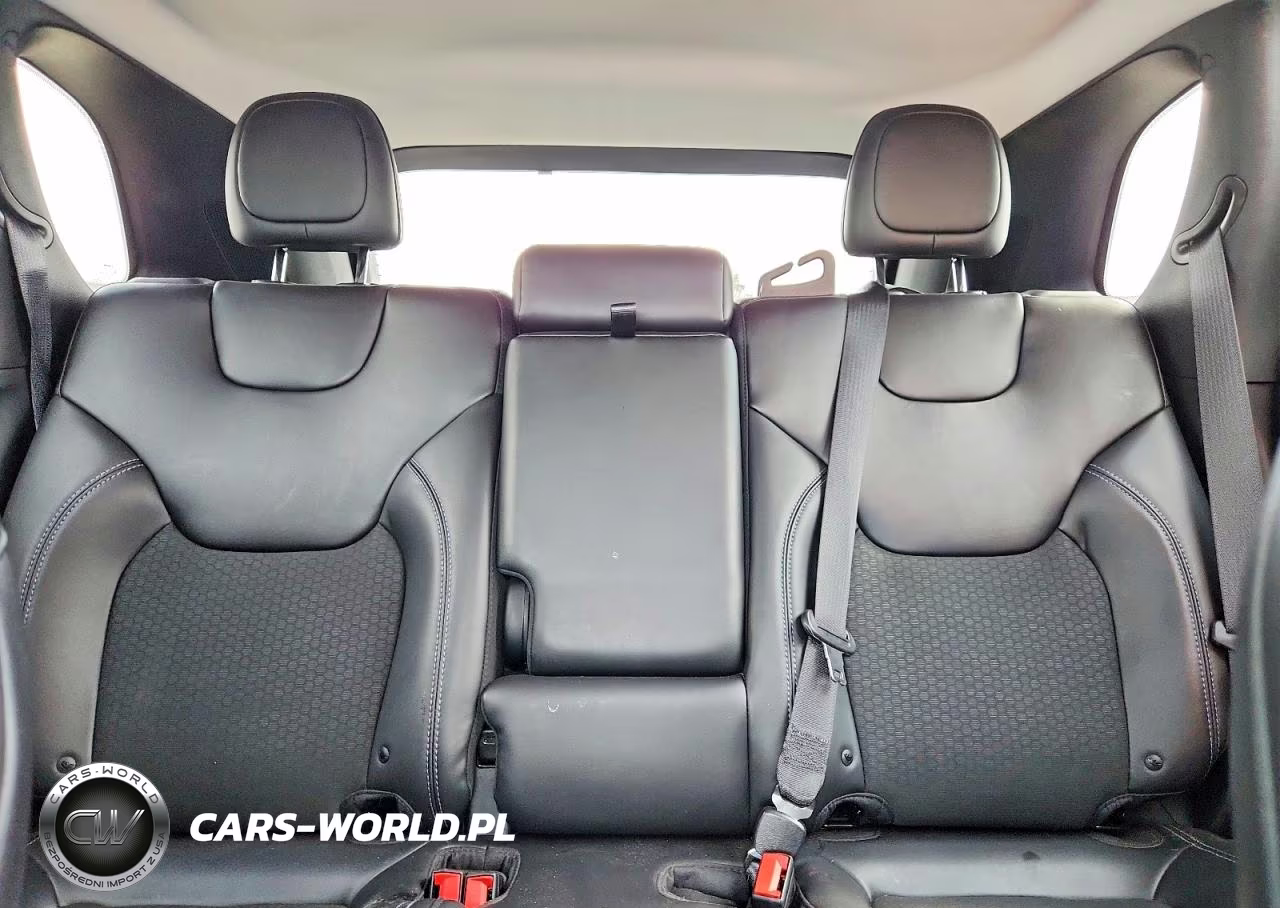 2019 Jeep Cherokee Latitude Plus VIN:1C4PJLLB5KD428121 - 10