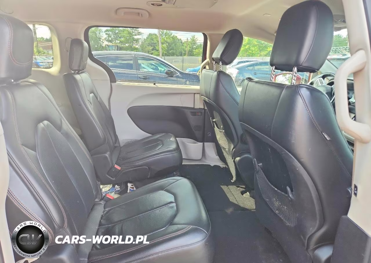 2018 Chrysler Pacifica Touring L VIN:2C4RC1BG4JR294816 - 10