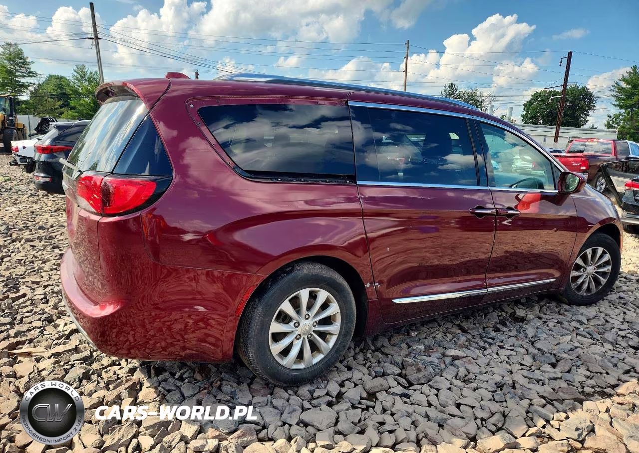 2018 Chrysler Pacifica Touring L VIN:2C4RC1BG4JR294816 - 3