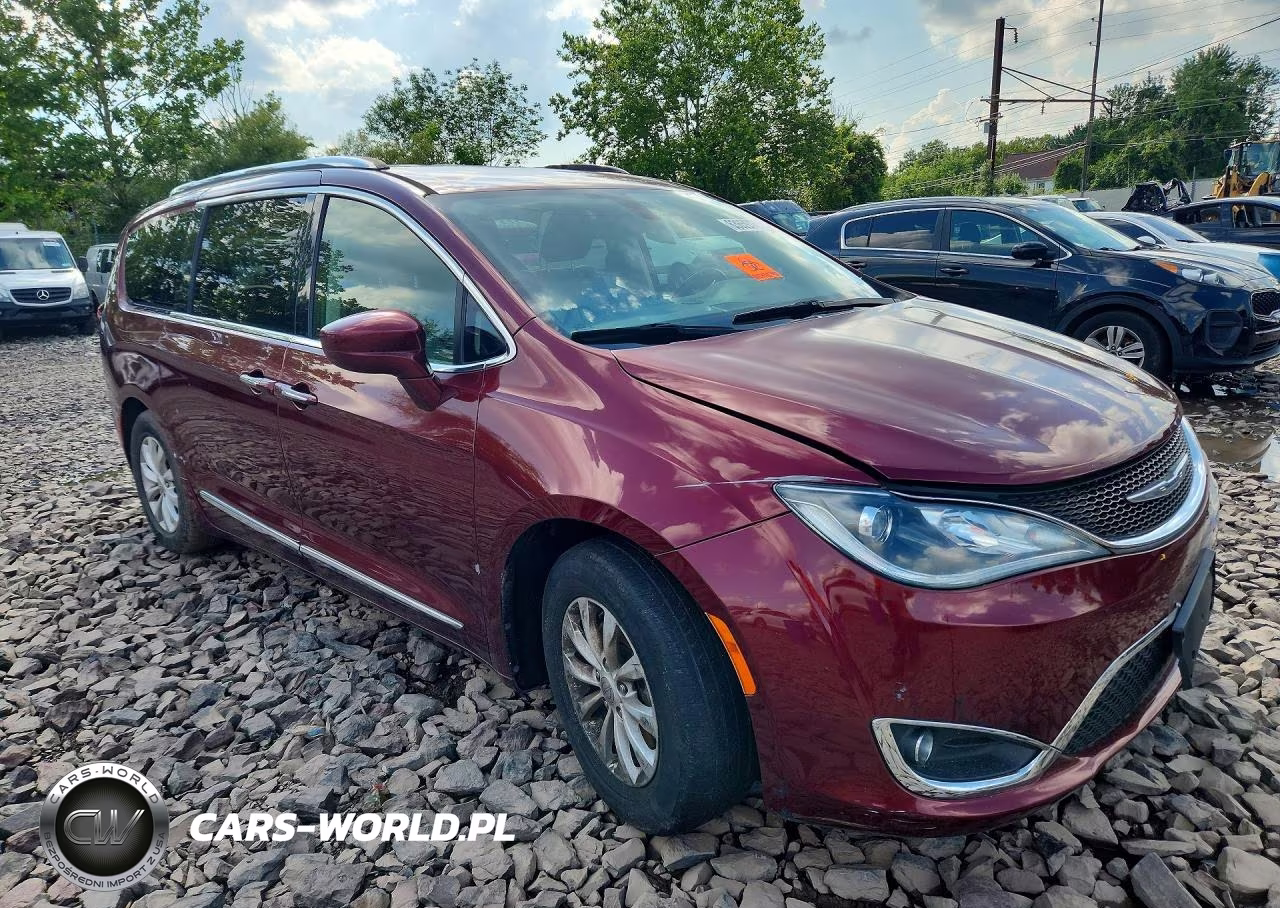 2018 Chrysler Pacifica Touring L VIN:2C4RC1BG4JR294816 - 4
