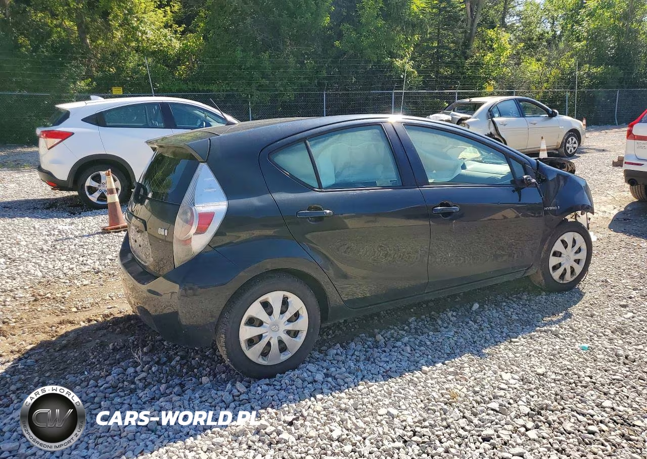 2013 Toyota Prius C VIN:JTDKDTB36D1552026 - 3