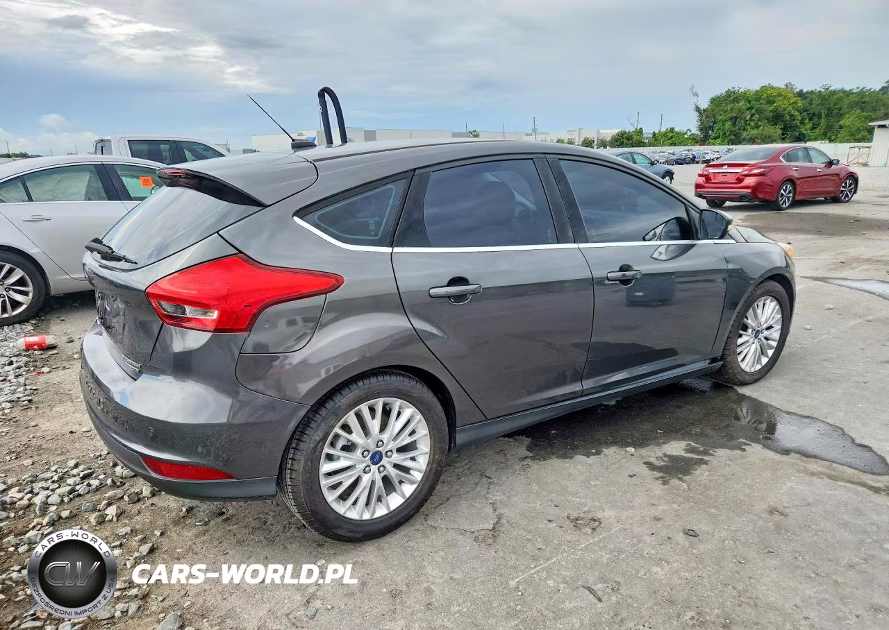 2015 Ford Focus Titanium VIN:1FADP3N20FL215304 - 3