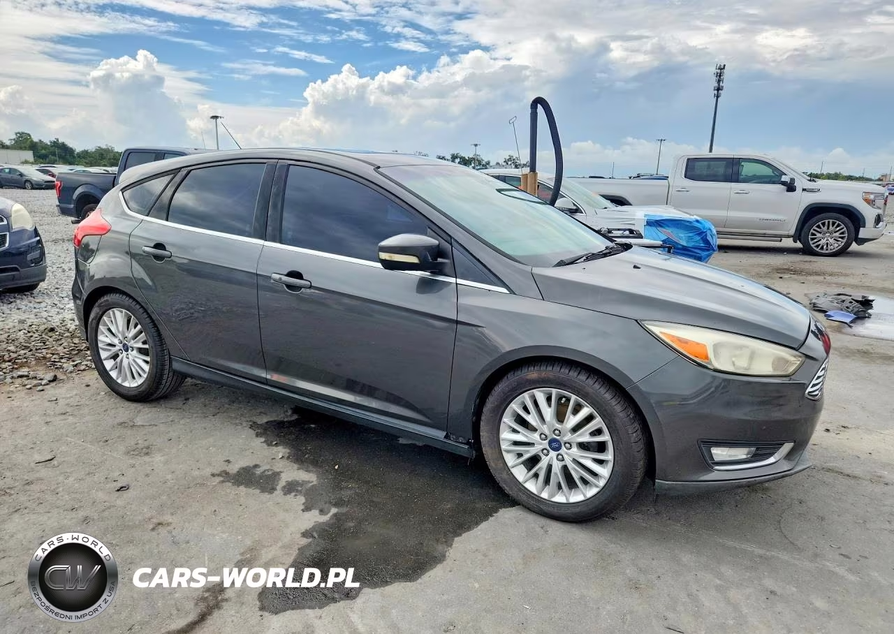 2015 Ford Focus Titanium VIN:1FADP3N20FL215304 - 4