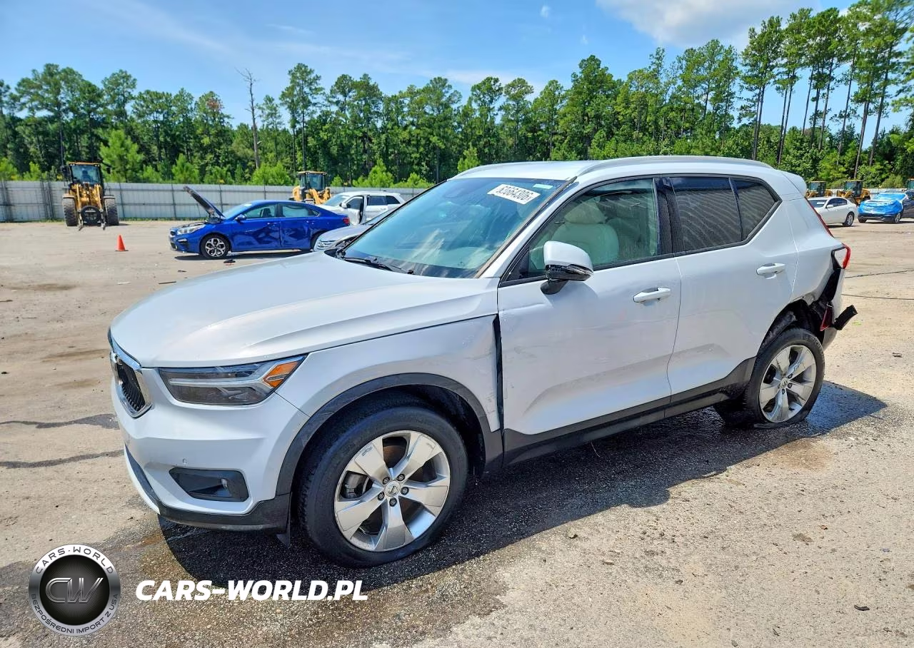 2021 Volvo Xc40 T4 Momentum – zdjęcie 1 z 13