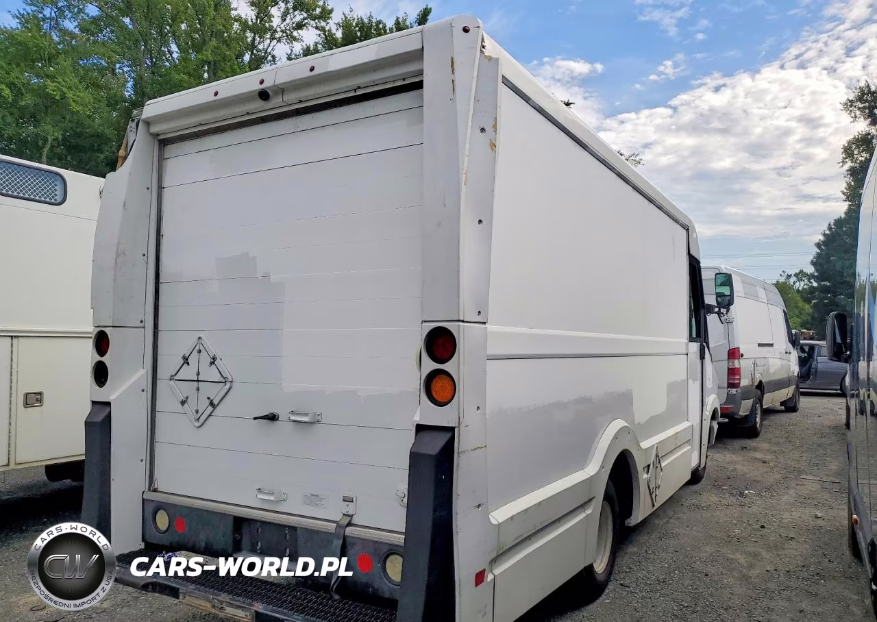 2018 Isuzu Reach Delivery Truck VIN:JALB4T175J7W01793 - 3