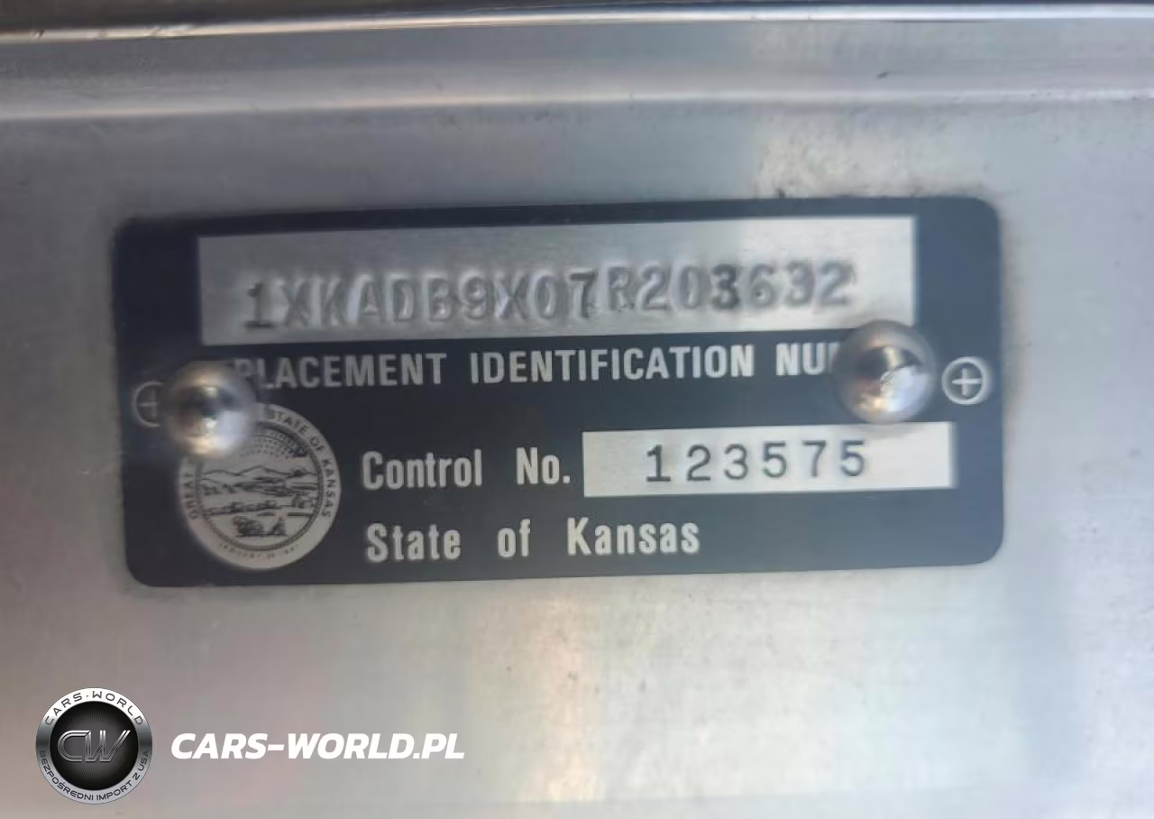 2007 Kenworth T600 Semi Truck VIN:1XKADB9X07R203632 - 10