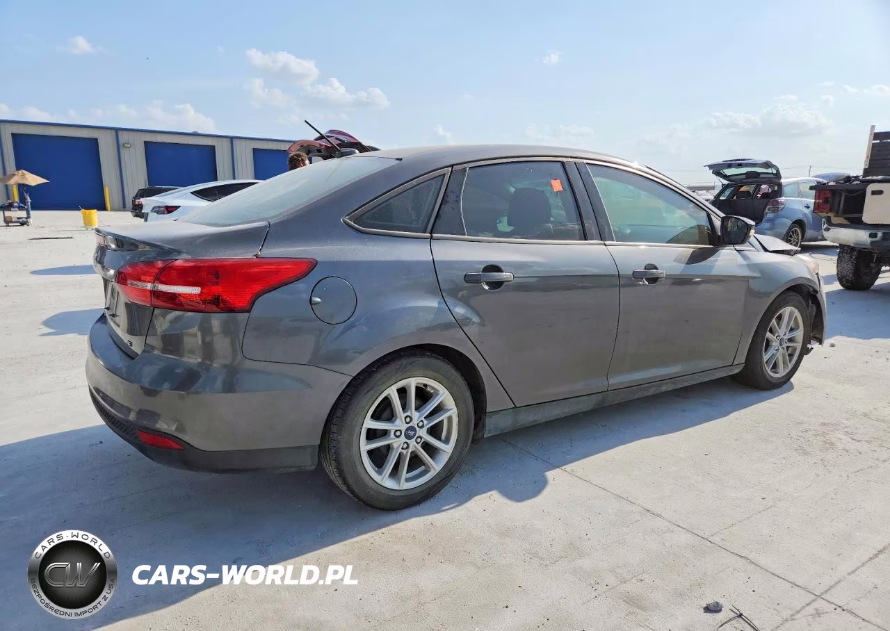2017 Ford Focus Se VIN:1FADP3F27HL342231 - 3