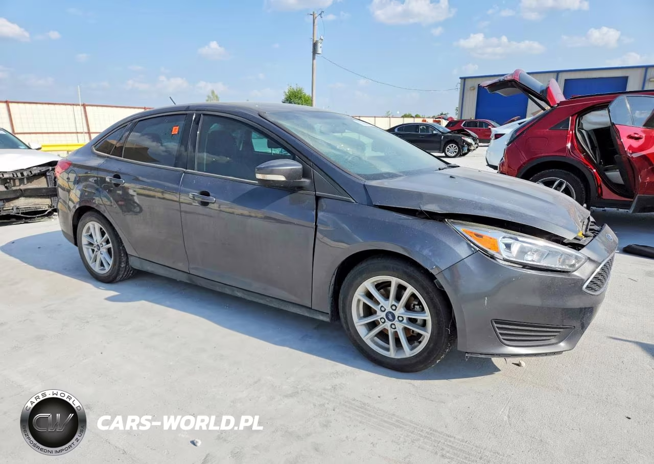2017 Ford Focus Se VIN:1FADP3F27HL342231 - 4