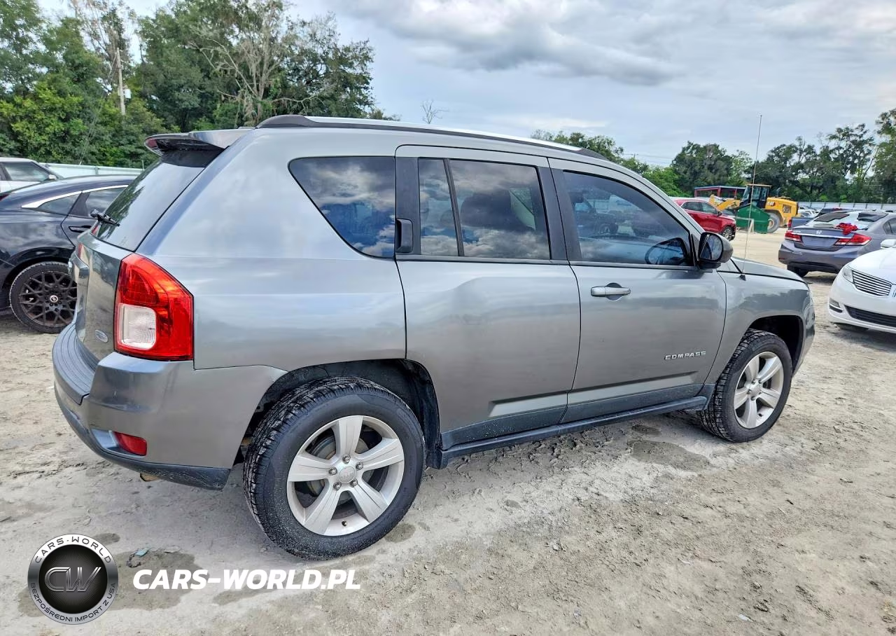 2013 Jeep Compass Latitude VIN:1C4NJCEB3DD196982 - 3