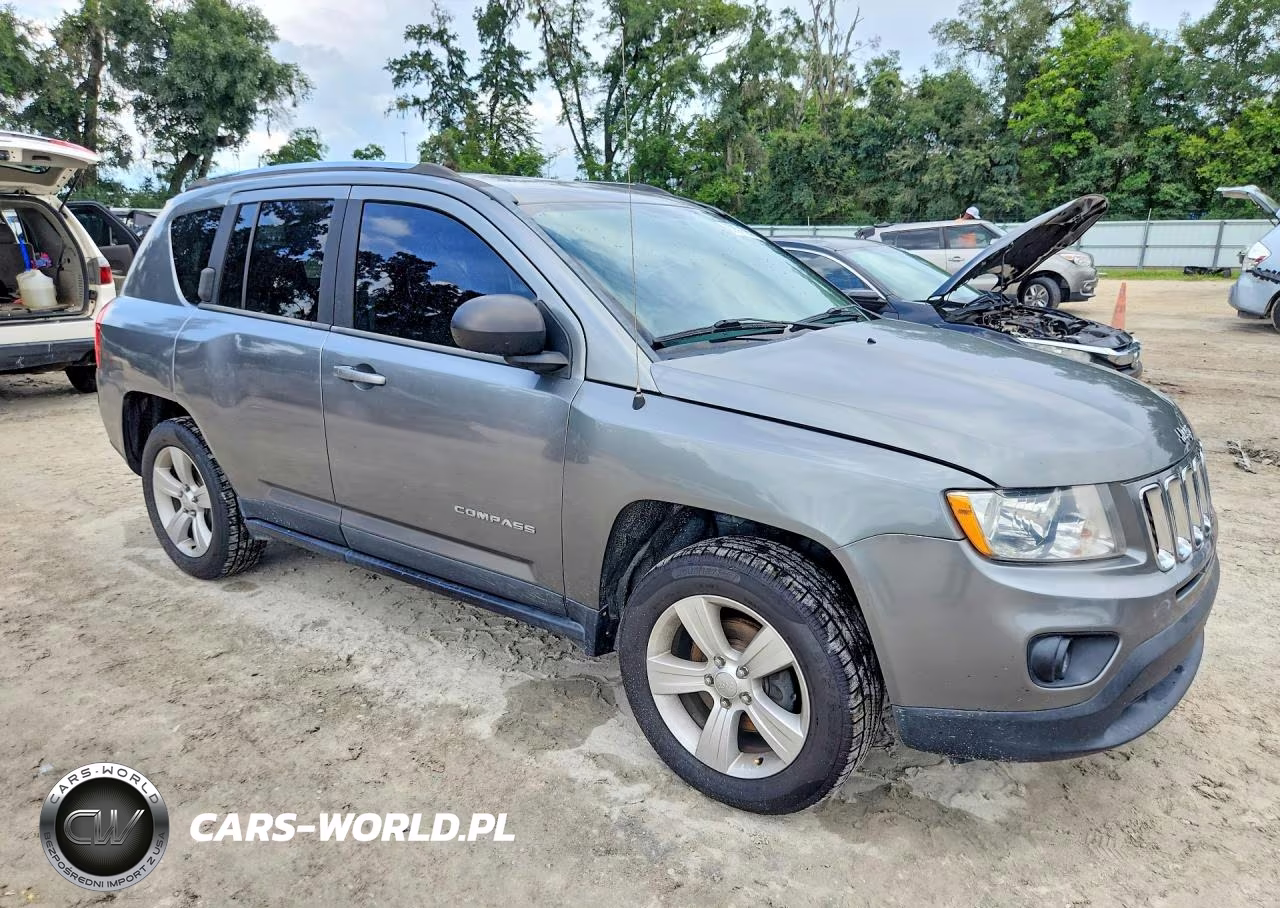 2013 Jeep Compass Latitude VIN:1C4NJCEB3DD196982 - 4