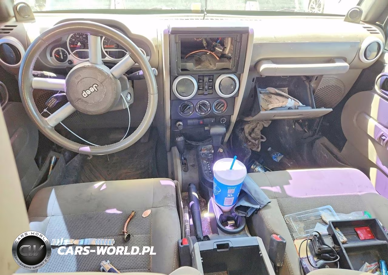2009 Jeep Wrangler Unlimited Sahara VIN:1J4GA59189L741068 - 8