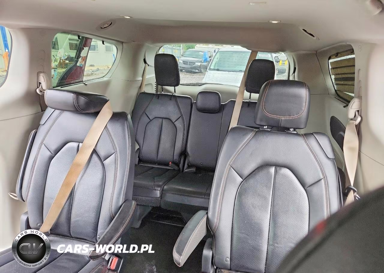 2018 Chrysler Pacifica Touring L VIN:2C4RC1BG5JR233295 - 10