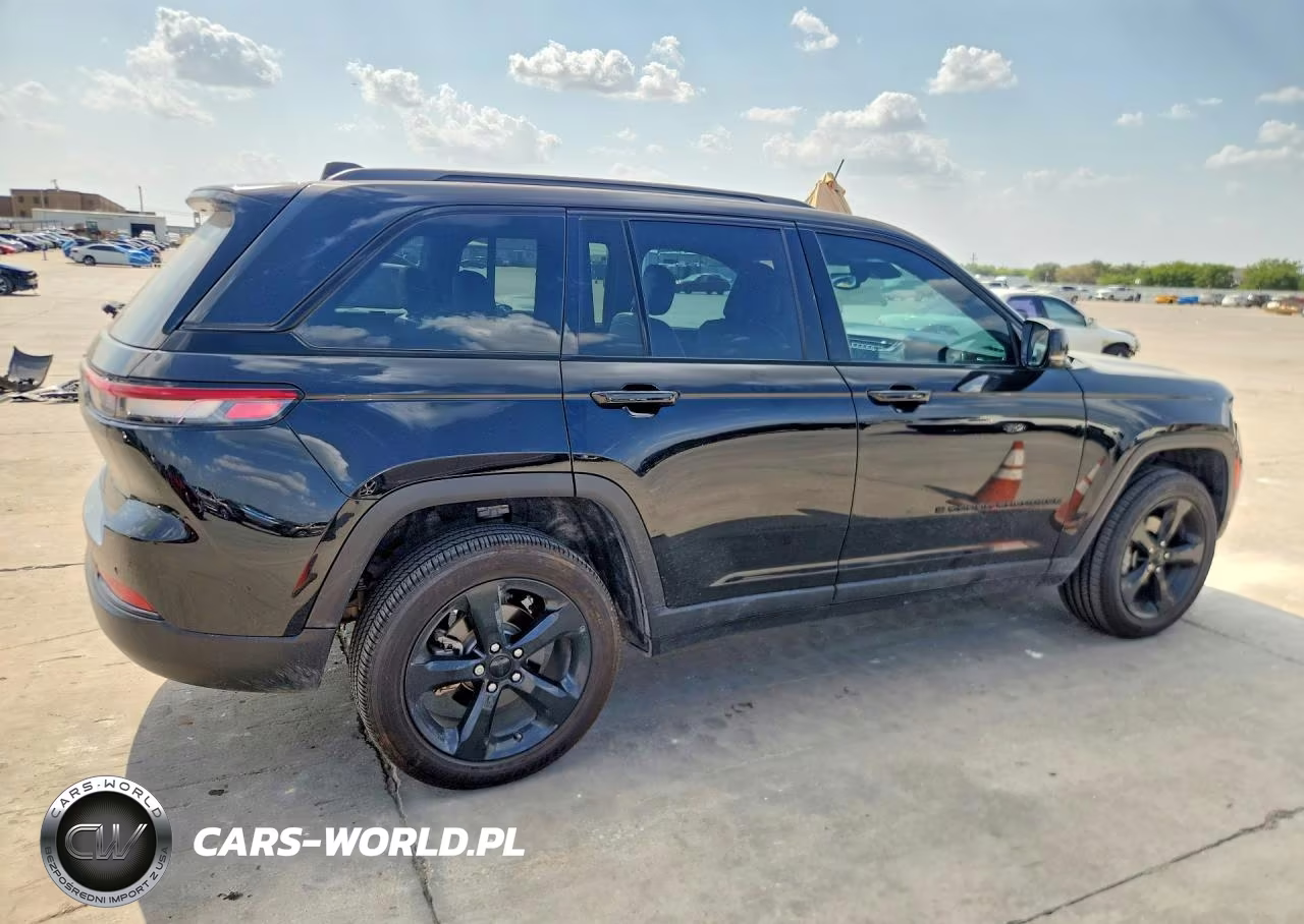 2023 Jeep Grand Cherokee Laredo VIN:1C4RJGAG3PC520596 - 3