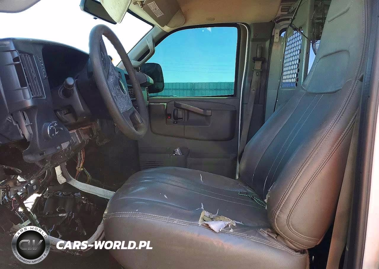 2018 Chevrolet Express G2500 VIN:1GCWGAFP0J1190958 - 7