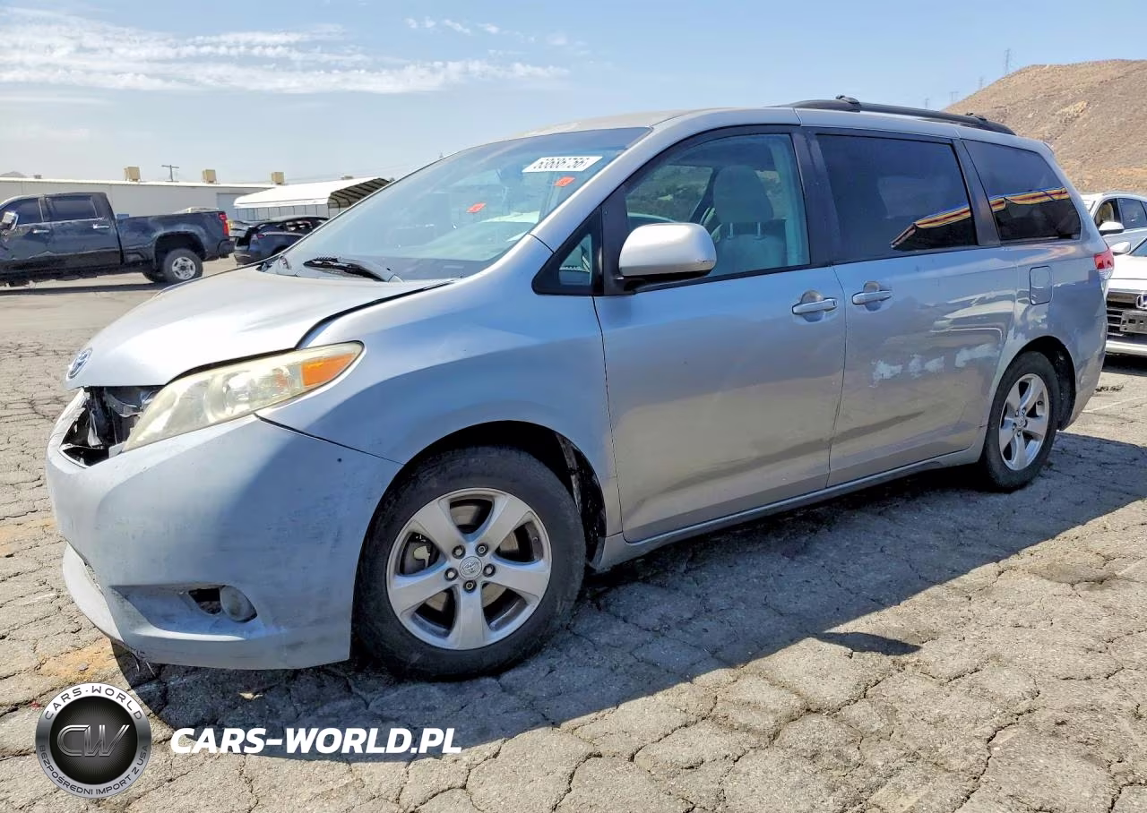 2011 Toyota Sienna Le – zdjęcie 1 z 13