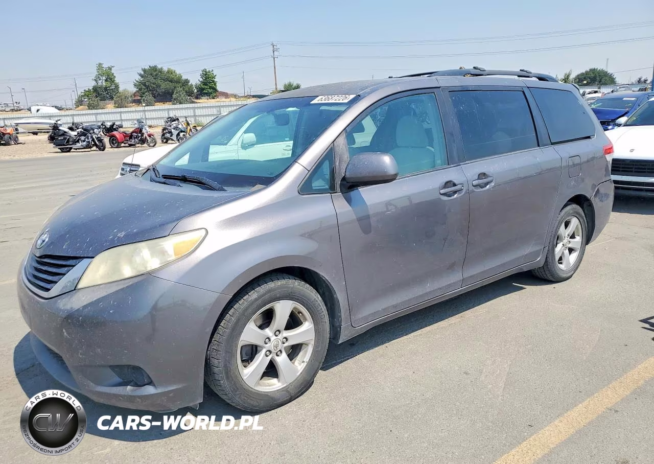 2011 Toyota Sienna Le – zdjęcie 1 z 13
