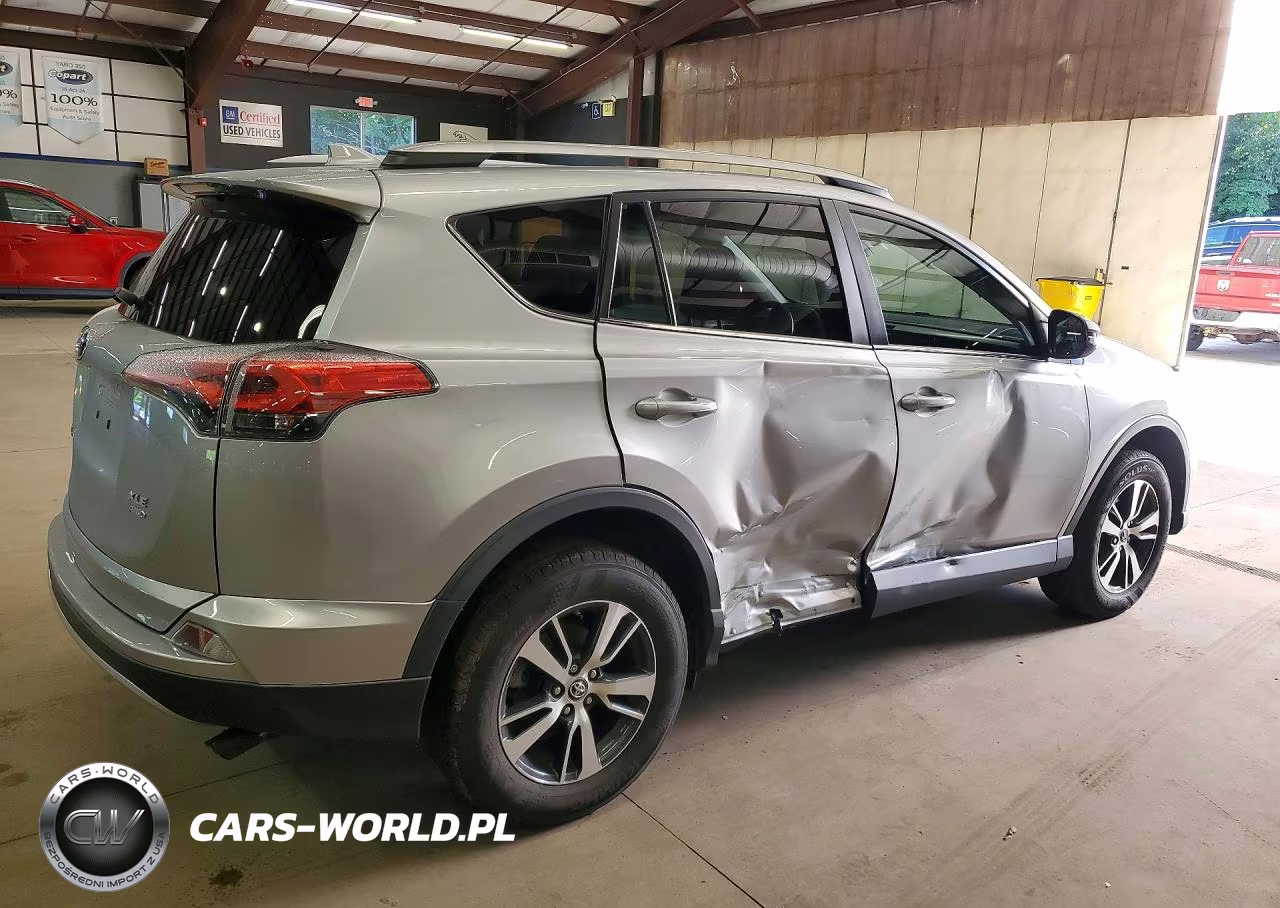 2018 Toyota Rav4 Xle VIN:2T3RFREV3JW796397 - 3
