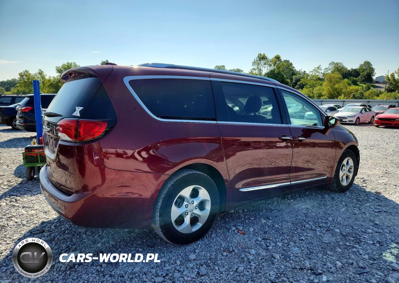 2017 Chrysler Pacifica Touring L Plus VIN:2C4RC1EG0HR752857 - 3