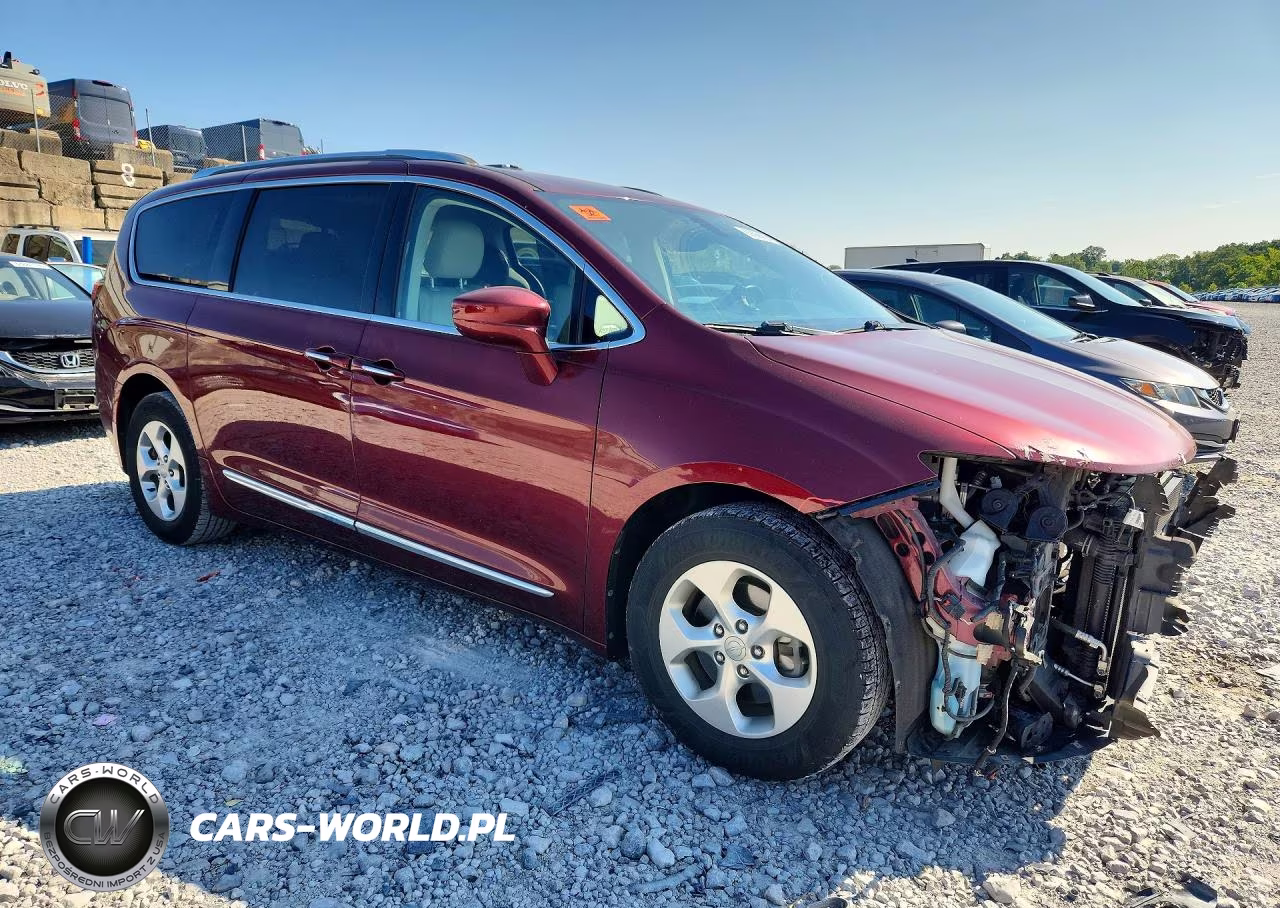 2017 Chrysler Pacifica Touring L Plus VIN:2C4RC1EG0HR752857 - 4