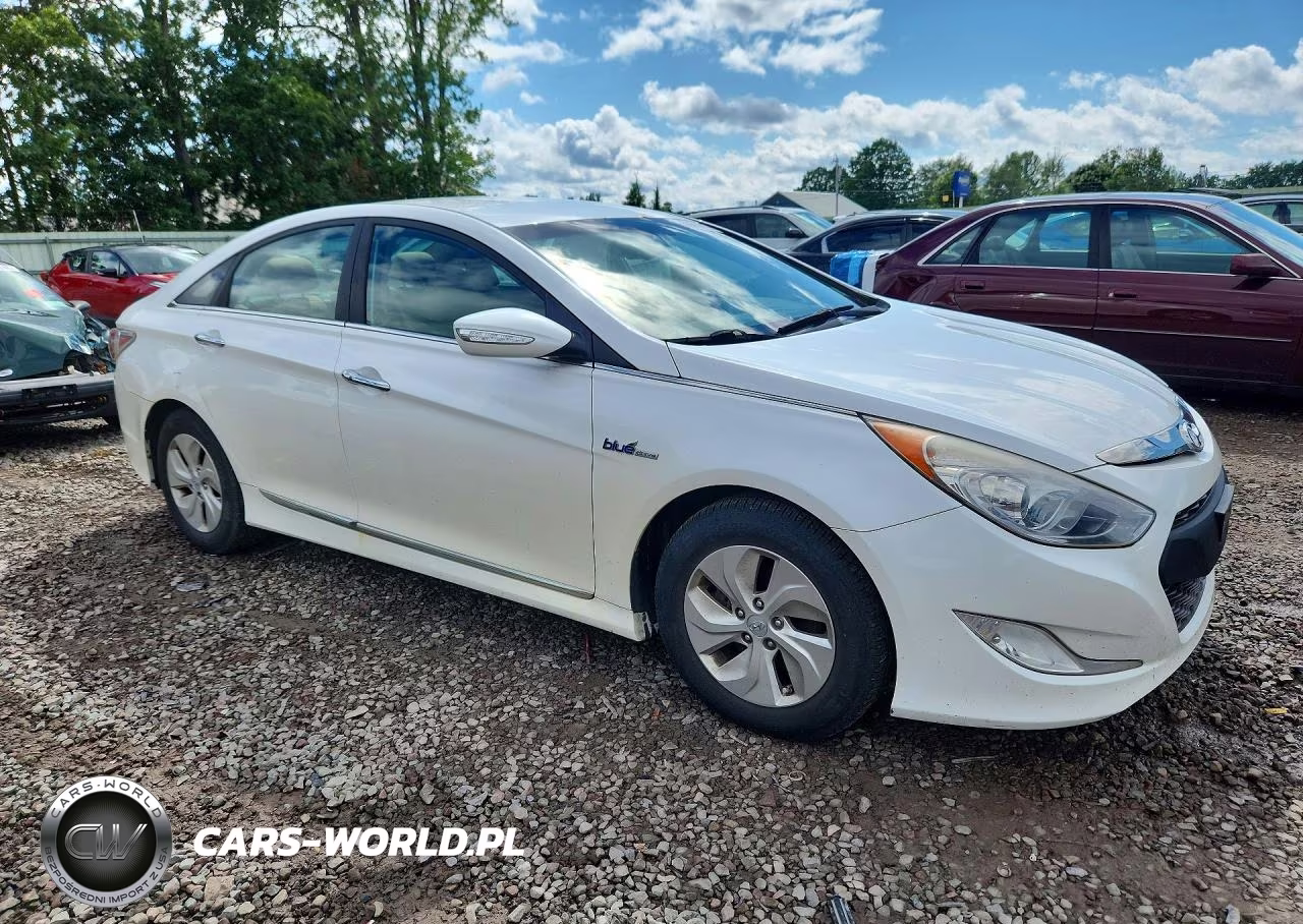 2015 Hyundai Sonata Hybrid Base VIN:KMHEC4A49FA119945 - 4