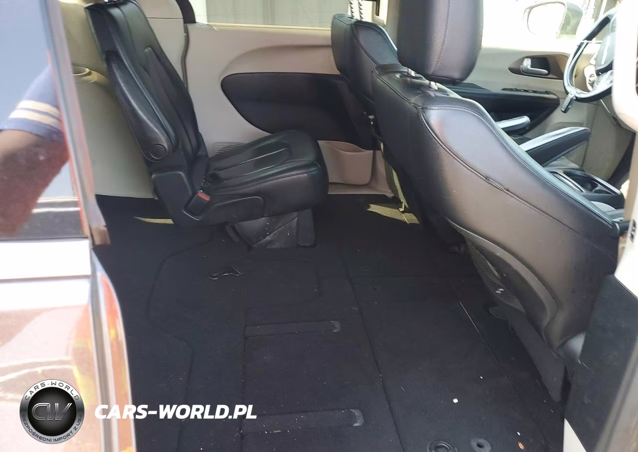 2018 Chrysler Pacifica Touring L VIN:2C4RC1BG8JR118948 - 11
