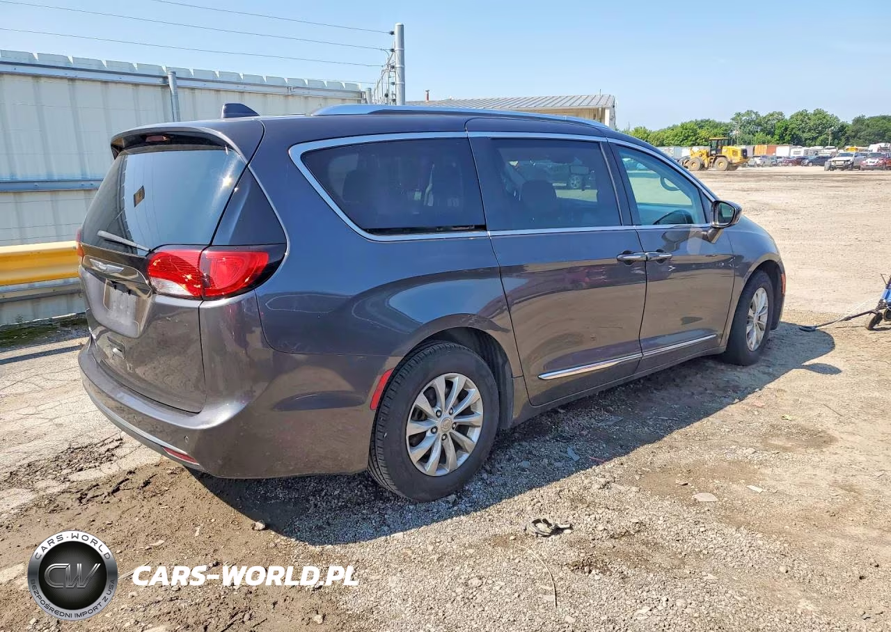 2018 Chrysler Pacifica Touring L VIN:2C4RC1BG8JR118948 - 3