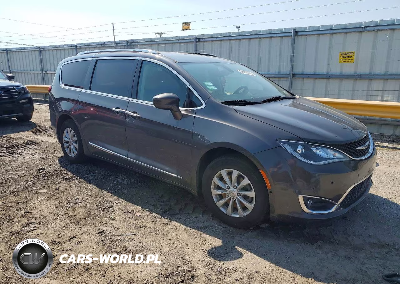 2018 Chrysler Pacifica Touring L VIN:2C4RC1BG8JR118948 - 4