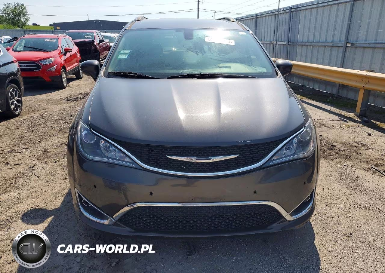 2018 Chrysler Pacifica Touring L VIN:2C4RC1BG8JR118948 - 5