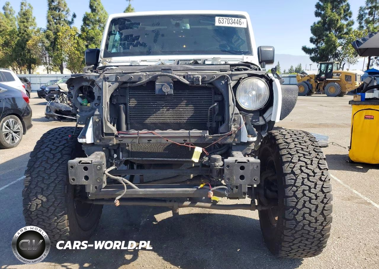 2015 Jeep Wrangler Unlimited Sahara VIN:1C4BJWEGXFL641162 - 5