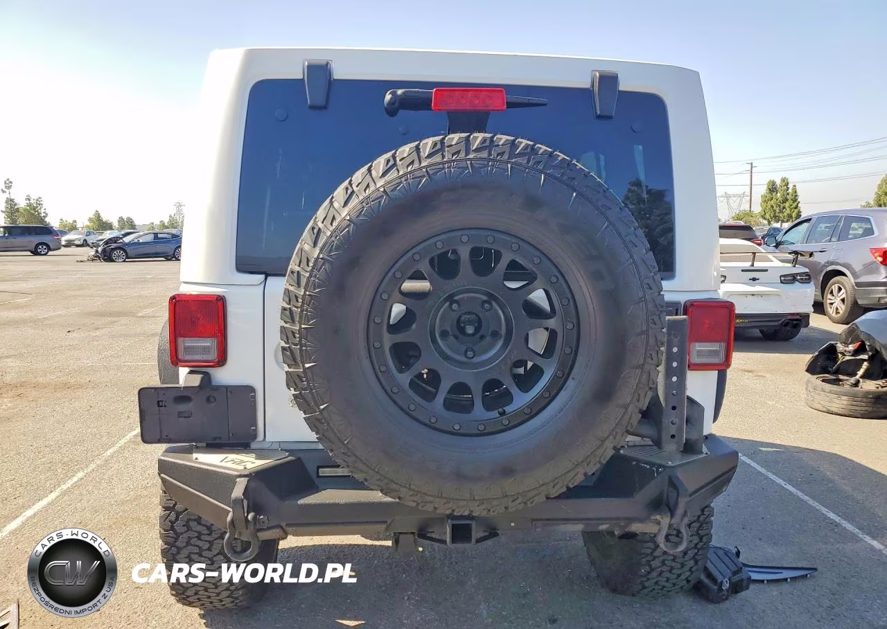 2015 Jeep Wrangler Unlimited Sahara VIN:1C4BJWEGXFL641162 - 6