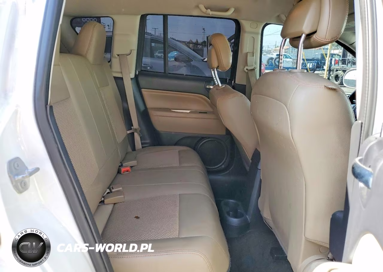 2015 Jeep Compass Latitude VIN:1C4NJCEB4FD373204 - 11