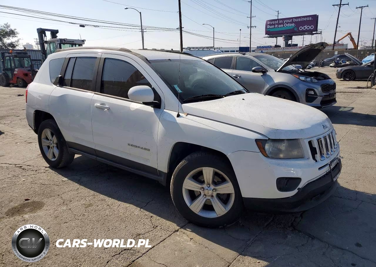 2015 Jeep Compass Latitude VIN:1C4NJCEB4FD373204 - 4