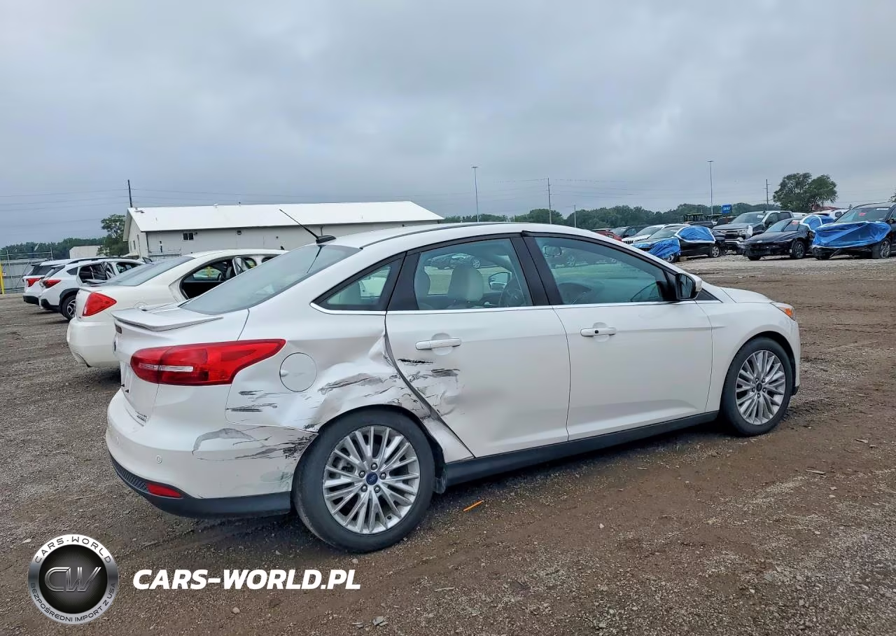2015 Ford Focus Titanium VIN:1FADP3J28FL299913 - 3