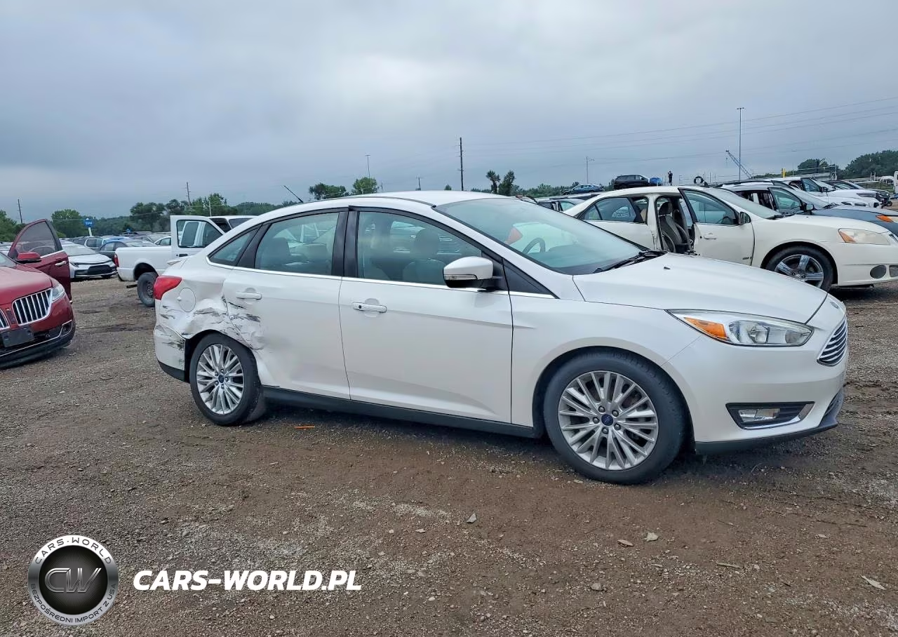 2015 Ford Focus Titanium VIN:1FADP3J28FL299913 - 4