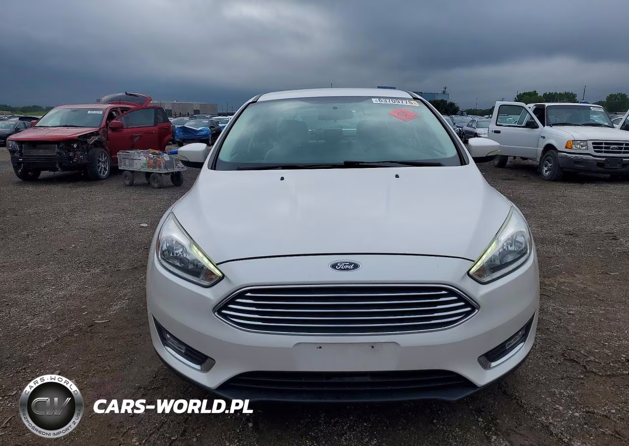 2015 Ford Focus Titanium VIN:1FADP3J28FL299913 - 5