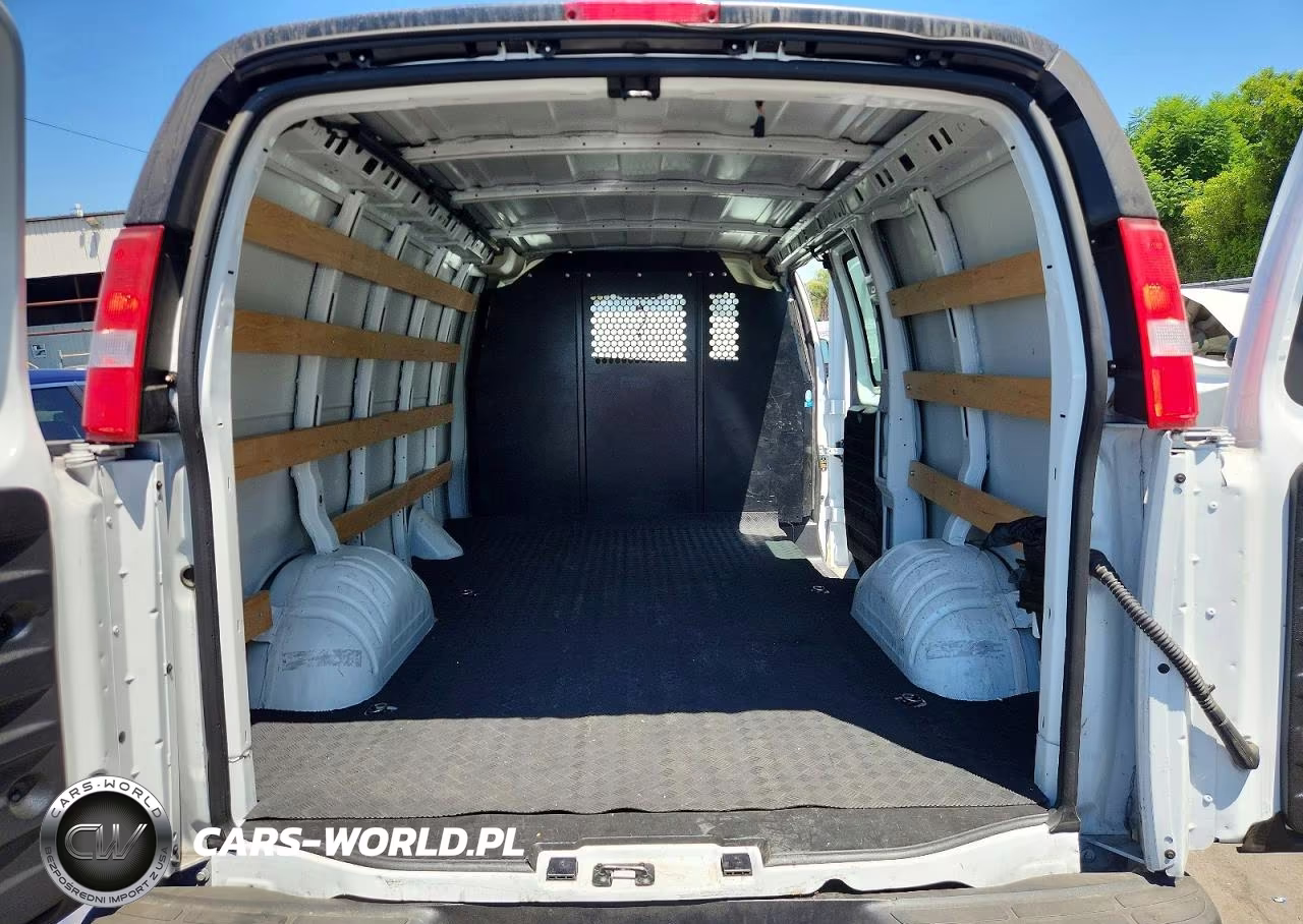 2025 Chevrolet Express 2500 Cargo Delivery Van VIN:1GCWGAFPXS1228374 - 10